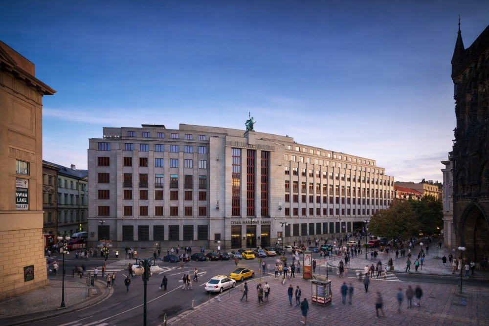 Centrální banky po celém světě nakupují rekordní množství zlata. Zjistěte, co stojí za tímto trendem, kdo nakupuje nejvíce a jak tyto kroky ovlivňují cenu zlata i běžné investory.